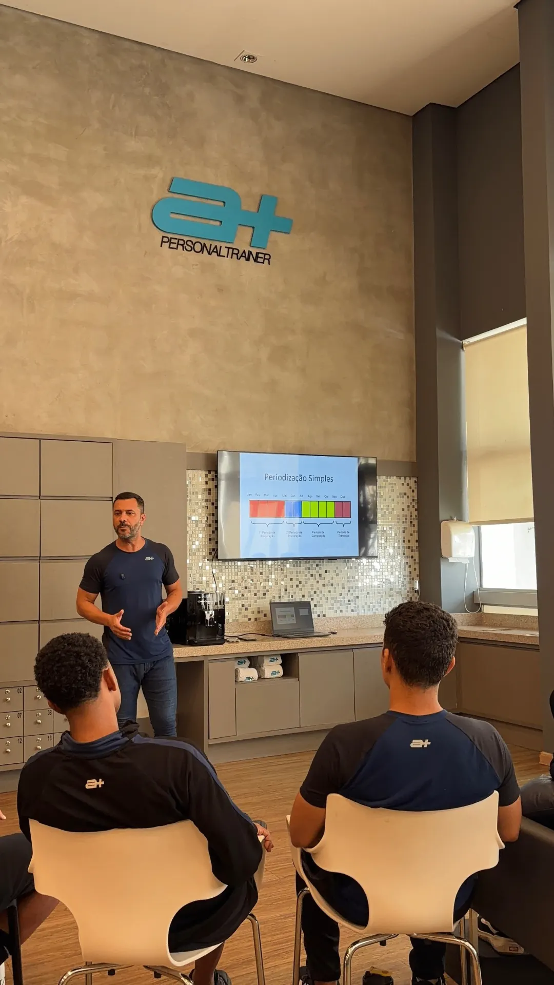 Alexandre Picoloto ministrando aula presencial